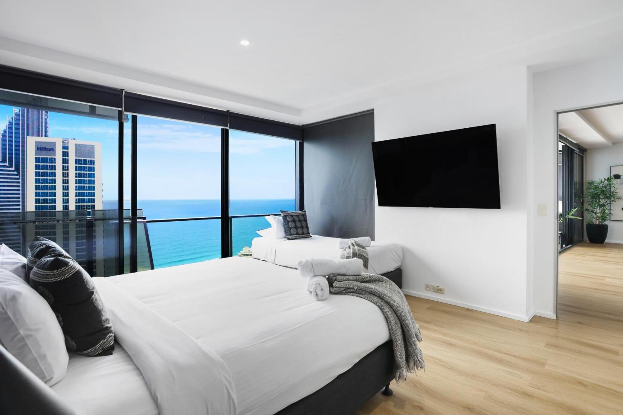 Circle On Cavil Subpenthouse 4brm Lv52! Ocean View Apartment